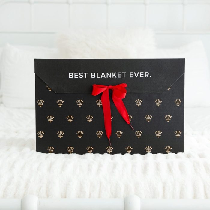 MinkyGiftBoxRedRibbon052.jpg MinkyGiftBoxRedRibbon052.jpg